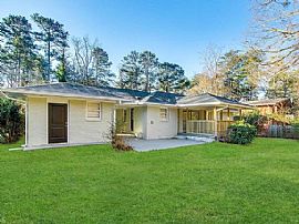 2757 Arrowood Dr, East Pt, Ga 30344 . Comfortable House in East Point, GA (Photo 3 of 11)