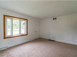 Beautiful Two Bedroom One Bathroom Home Is Ready to Move in  in Decatur, IL (Photo 2 of 5)