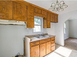 Beautiful Two Bedroom One Bathroom Home Is Ready to Move in  in Decatur, IL (Photo 3 of 5)