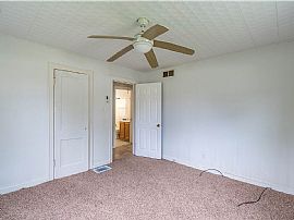Beautiful Two Bedroom One Bathroom Home Is Ready to Move in  in Decatur, IL (Photo 4 of 5)