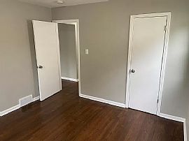 925 E Holt Ave, Milwaukee, Wi 53207 in Milwaukee, WI (Photo 4 of 12)