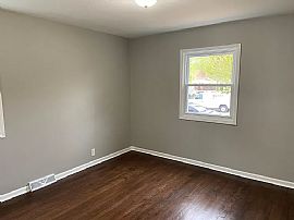 925 E Holt Ave, Milwaukee, Wi 53207 in Milwaukee, WI (Photo 5 of 12)