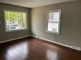 925 E Holt Ave, Milwaukee, Wi 53207 in Milwaukee, WI (Photo 7 of 12)