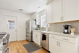 Fully Furnished and Newly Renovated Single Family Home in Charleston, SC (Photo 10 of 12)