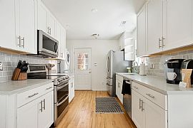 Fully Furnished and Newly Renovated Single Family Home in Charleston, SC (Photo 11 of 12)