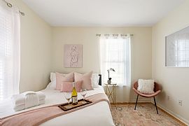 Fully Furnished and Newly Renovated Single Family Home in Charleston, SC (Photo 3 of 12)