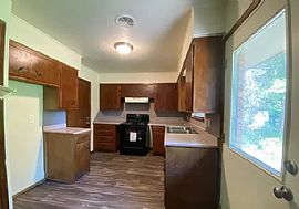 1909 Meyers Pl 332 252 3521 in Oklahoma City, OK (Photo 3 of 7)