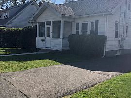 8 Robin Ter, East Hartford, Ct 06108 in East Hartford, CT