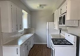 Charming, Spacious 2 Bedroom / 2 Bathroom Apartment in Historic in Compton, CA (Photo 2 of 4)
