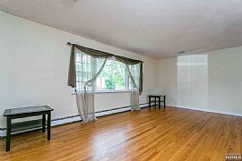 358 Mckinley Blvd, Paramus, Nj 07652 . Comfortable 3 Bed House in Paramus, NJ (Photo 4 of 10)