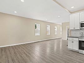 Amazing 2 Bedroom 2 Bath Home Available For Rent  in Milwaukee, WI (Photo 2 of 7)