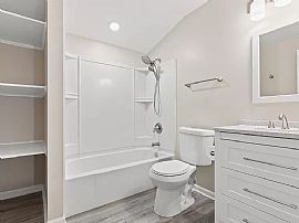 Amazing 2 Bedroom 2 Bath Home Available For Rent  in Milwaukee, WI (Photo 5 of 7)