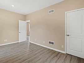 Amazing 2 Bedroom 2 Bath Home Available For Rent  in Milwaukee, WI (Photo 7 of 7)