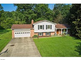 1174 Rolling Meadows Rd, Akron, Oh 44333 . Furnished House in Akron, OH (Photo 2 of 9)