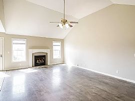 Beautiful 3 Bedroom 2 Bath Home For Rent  in Clarksville, TN (Photo 2 of 8)