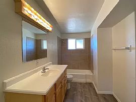 3 Bedroom 2 Bathroom House Located in Hinkley  in Hinkley, CA (Photo 5 of 8)