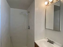 3 Bedroom 2 Bathroom House Located in Hinkley  in Hinkley, CA (Photo 8 of 8)