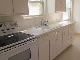 Spacious 1bd / 1ba Cottage Home - Perfect For Cal Students in Berkeley, CA (Photo 7 of 10)