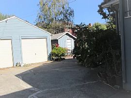 Spacious 1bd / 1ba Cottage Home - Perfect For Cal Students in Berkeley, CA (Photo 9 of 10)