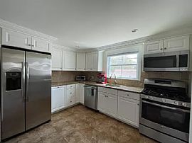 Beautiful Two/three Bedrooms Cape  in Stratford, CT (Photo 4 of 12)