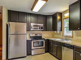 Charming 3 Bedroom 2 Bath Home For Rent  in Roseville, MN (Photo 2 of 8)