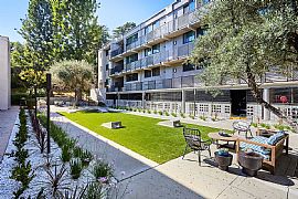 An Exciting Home Closer to Nature in Los Angeles, CA (Photo 3 of 12)