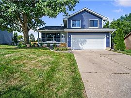 Gorgeous 3 Bedroom, 2 Bath Home in South Des Moines, IA