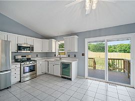 Gorgeous 3 Bedroom, 2 Bath Home in South Des Moines, IA (Photo 4 of 8)