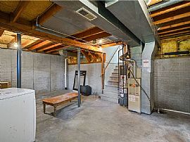 Gorgeous 3 Bedroom, 2 Bath Home in South Des Moines, IA (Photo 7 of 8)