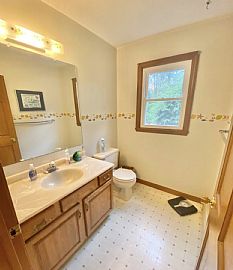 10 Aspen Dr, Essex Junction, Vt 05452 in Essex Junction, VT (Photo 2 of 5)