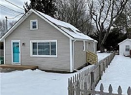 33 Vivian St, Waterford, Ct 06385 in Waterford, CT