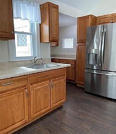 33 Vivian St, Waterford, Ct 06385 in Waterford, CT (Photo 4 of 9)