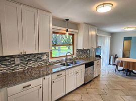 1429 W River Oaks Ln, Mequon, Wi 53092 .Gladness House For Rent in Mequon, WI (Photo 3 of 11)