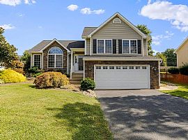 88 Grassy Meadows Rd, Charles Town, Wv 25414 in Charles Town, WV