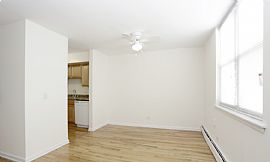 Sheridan Lake Apartments in Chicago, IL (Photo 6 of 12)