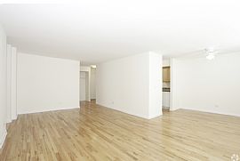 Sheridan Lake Apartments in Chicago, IL (Photo 7 of 12)