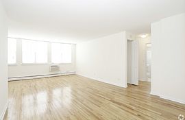 Sheridan Lake Apartments in Chicago, IL (Photo 8 of 12)