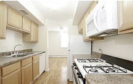 Sheridan Lake Apartments in Chicago, IL (Photo 9 of 12)