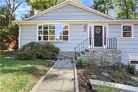 51 Wagon Hill Rd, Fairfield, Ct 06824 . House For Rent in Fairfield, CT (Photo 2 of 12)