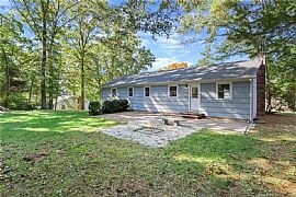 51 Wagon Hill Rd, Fairfield, Ct 06824 . House For Rent in Fairfield, CT (Photo 3 of 12)