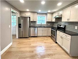 42 Iroquois Rd, West Hartford, Ct 06117 . For Rent  in West Hartford, CT (Photo 3 of 12)