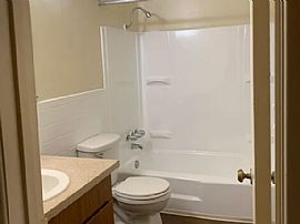 Beautiful 3 Bedroom Apartment  in Overland Park, KS (Photo 2 of 5)