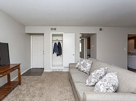 Beautiful 3 Bedroom Apartment  in Overland Park, KS (Photo 3 of 5)