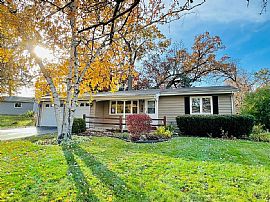 1715 Hazelwood Dr, Lindenhurst, Il 60046 . Comfortable House in Lindenhurst, IL (Photo 2 of 12)