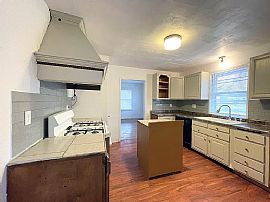 1629 E 3rd Ave, Hutchinson, Ks in Hutchinson, KS (Photo 5 of 10)