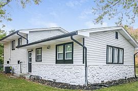 315 Sunset Blvd, Greenwood, in 46142 . Peaceful House in Greenwood, IN (Photo 2 of 9)