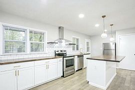 315 Sunset Blvd, Greenwood, in 46142 . Peaceful House in Greenwood, IN (Photo 3 of 9)