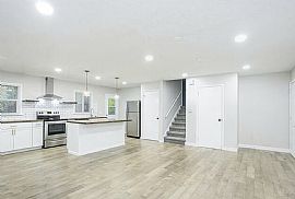 315 Sunset Blvd, Greenwood, in 46142 . Peaceful House in Greenwood, IN (Photo 4 of 9)