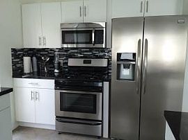 Beautiful 2bed 2bath Welcome with a Friendly Pet.  in Palm Springs, CA (Photo 2 of 5)