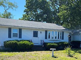 110 Armory Dr, Warwick, Ri 02889 in Warwick, RI